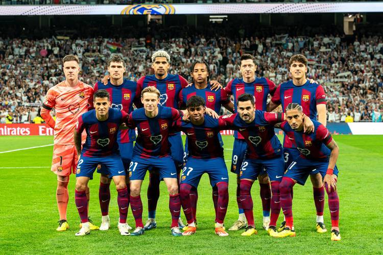 西甲国家德比！皇马主场死磕巴萨，榜首归属谁能抢占先机？